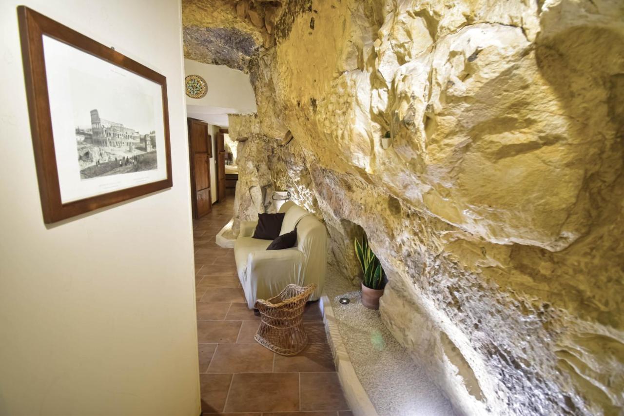 Domum In Petra Casa Nella Roccia Self Check - In Villa Modica Exterior photo